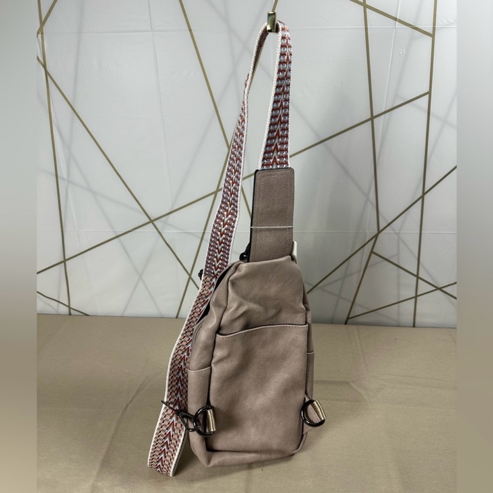 MROEDE Crossbody/ Slingpack NWOT - Picture 2 of 7